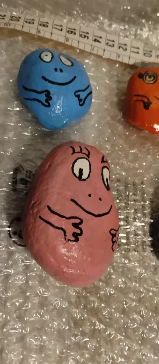 13 sassi dipinti a mano. personaggi