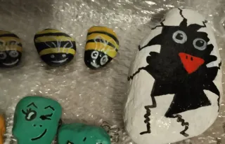 13 sassi dipinti a mano. personaggi