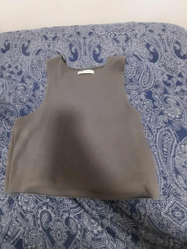 Top sin mangas gris