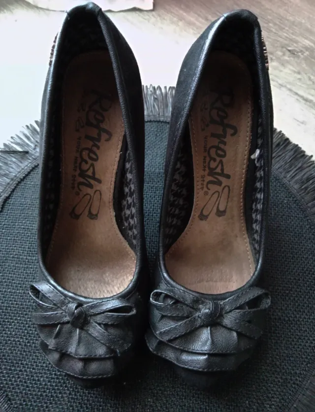 Zapatos de tacón Refresh negros con lazo