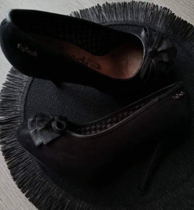 Zapatos de tacón Refresh negros con lazo