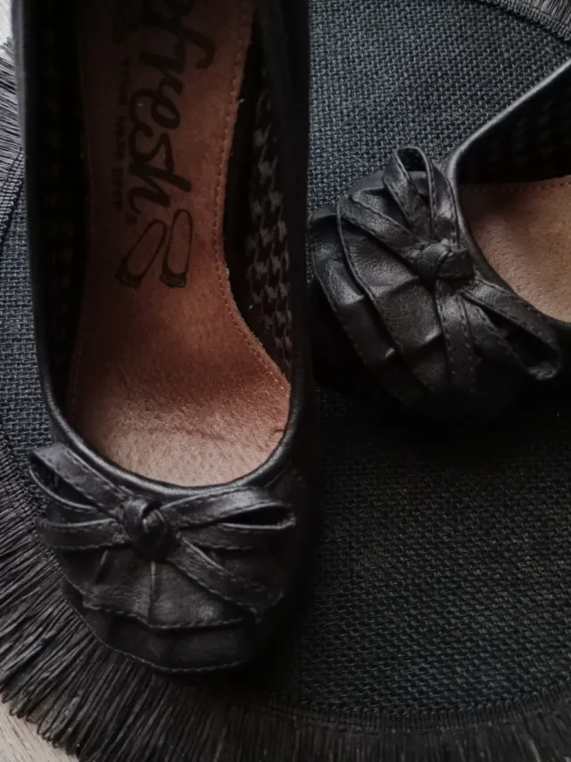 Zapatos de tacón Refresh negros con lazo