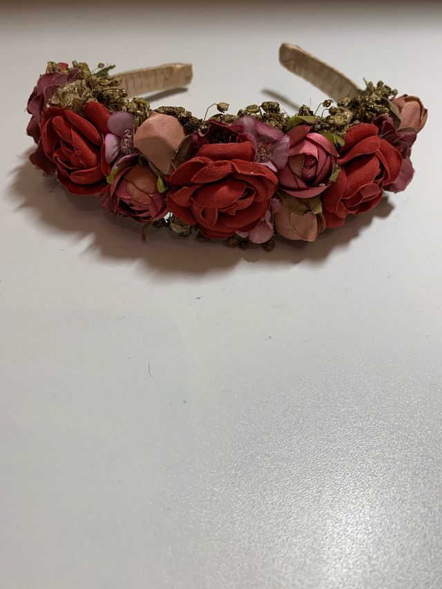 Tocado de flores rosas y rojas