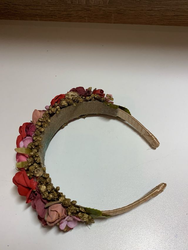 Tocado de flores rosas y rojas