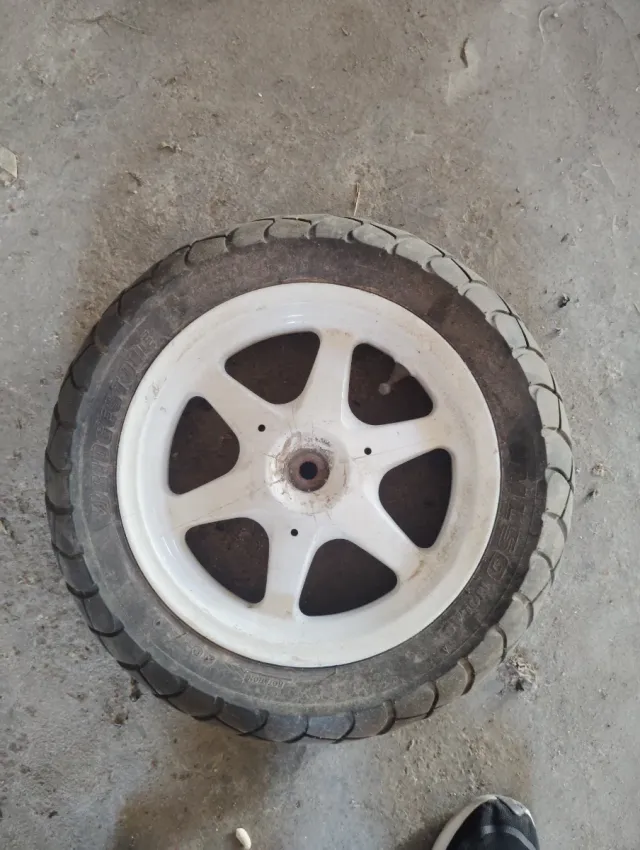 Llanta y neumático Jog