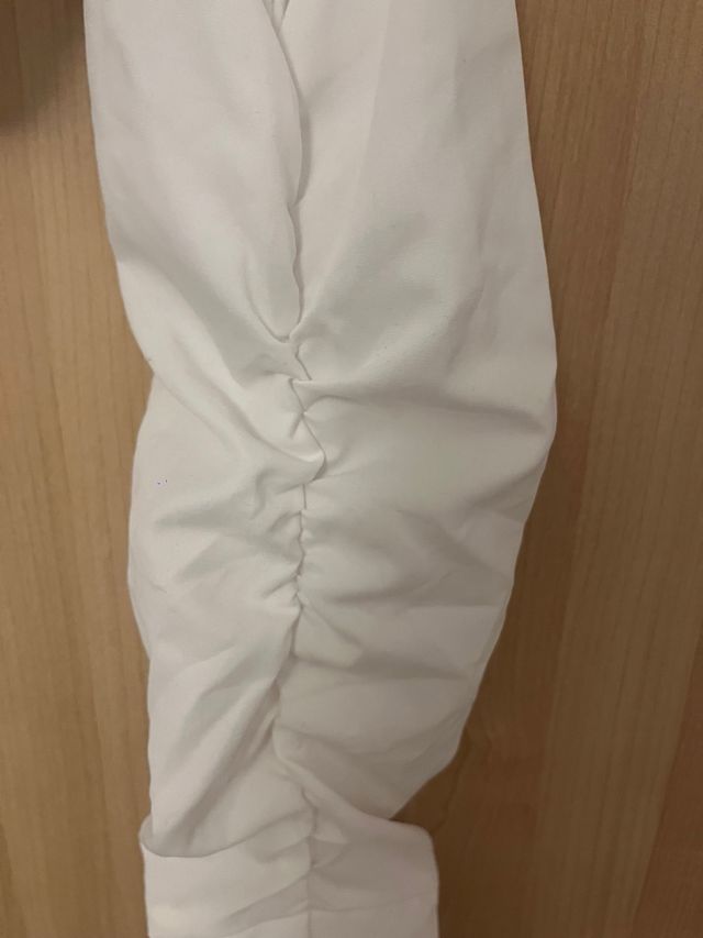 Camicia bianca a maniche lunghe a taglio corto