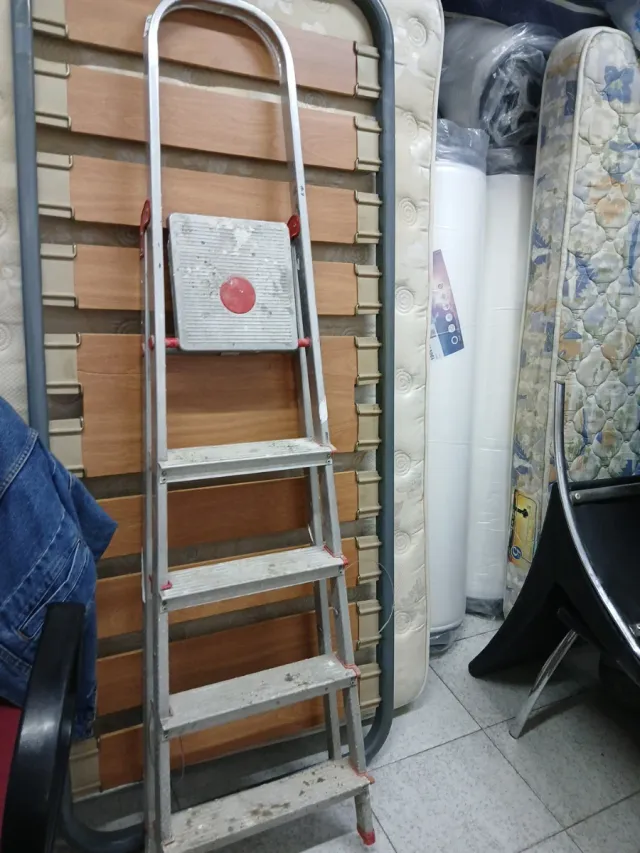 Escalera plegable de aluminio