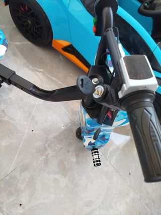 Patinete eléctrico con asiento para derrapes