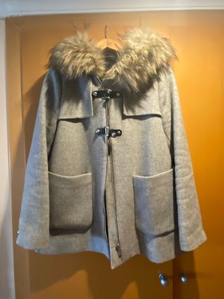 Chaqueta con capucha y pelo