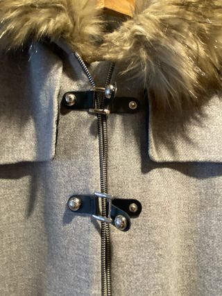 Chaqueta con capucha y pelo