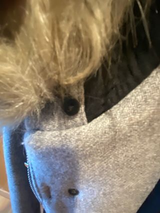 Chaqueta con capucha y pelo