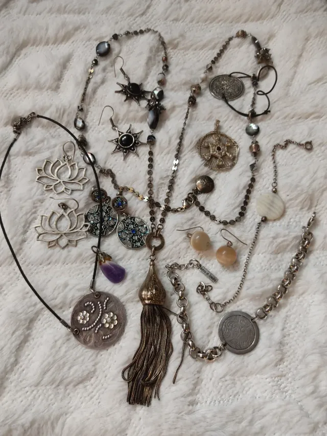 Lote bisutería antigua: collares, pendientes