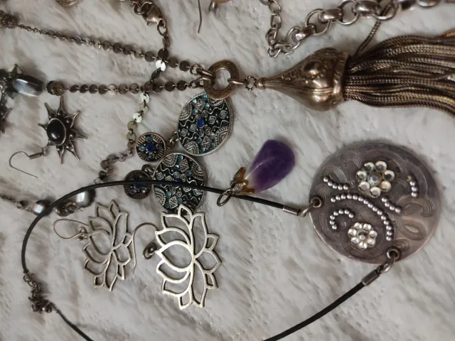 Lote bisutería antigua: collares, pendientes