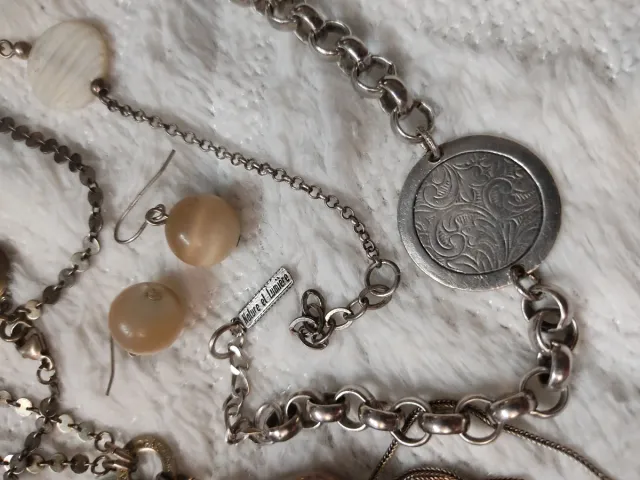 Lote bisutería antigua: collares, pendientes