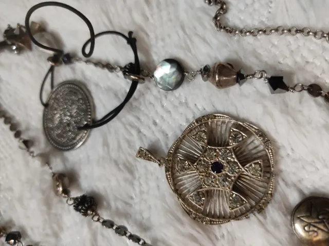 Lote bisutería antigua: collares, pendientes