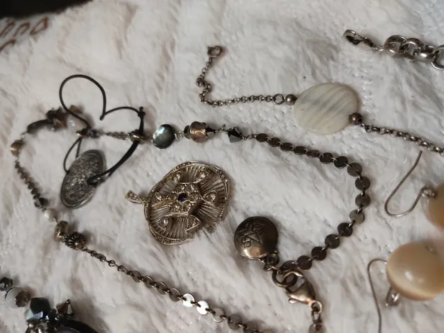 Lote bisutería antigua: collares, pendientes