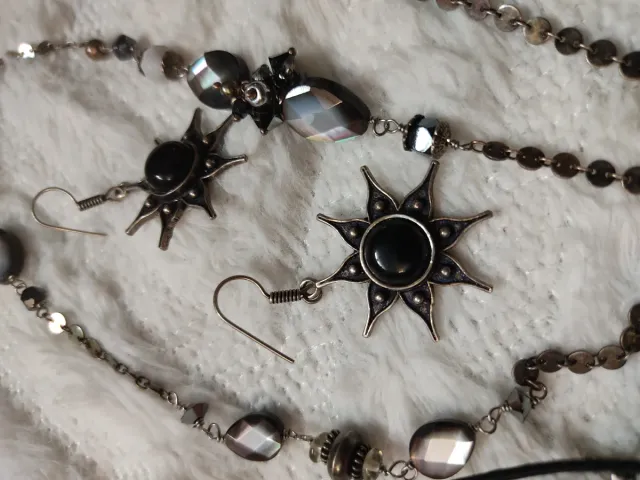 Lote bisutería antigua: collares, pendientes