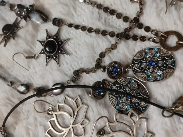 Lote bisutería antigua: collares, pendientes