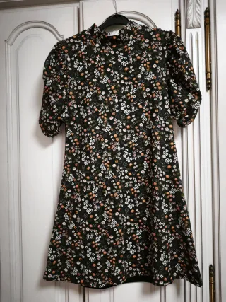 Vestido negro estampado con manga abullonada