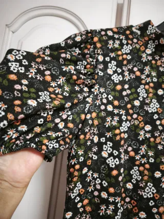 Vestido negro estampado con manga abullonada