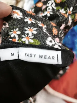 Vestido negro estampado con manga abullonada
