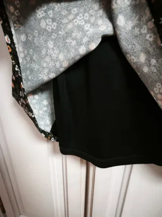 Vestido negro estampado con manga abullonada