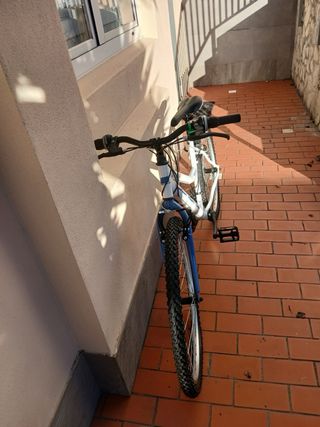 Bicicleta DENBIKE Blanca y Azul apenas sin usar