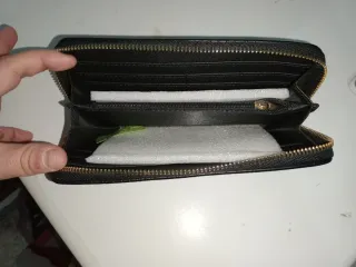Cartera negra efecto piel cocodrilo