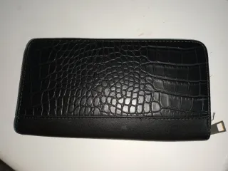 Cartera negra efecto piel cocodrilo