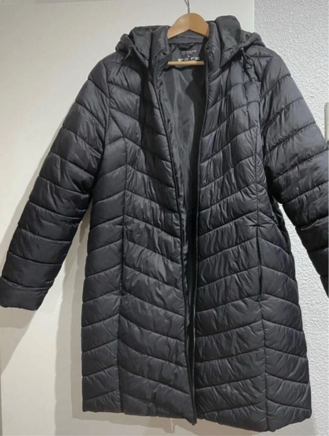 Chaqueta larga negra con capucha