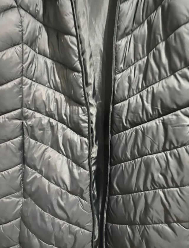 Chaqueta larga negra con capucha