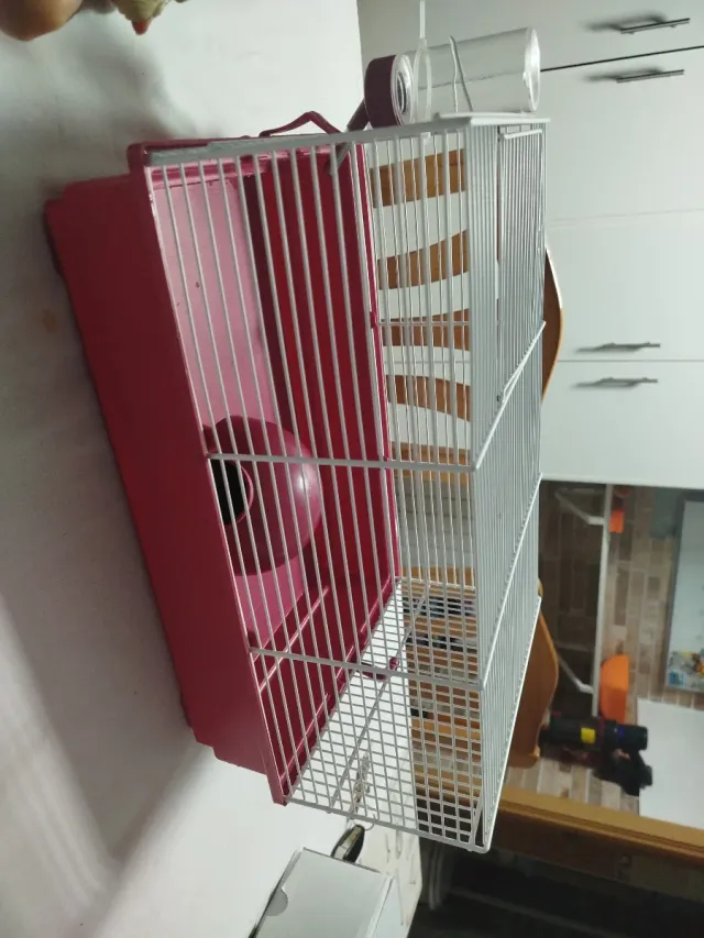 Jaula para mascotas rosa y blanca