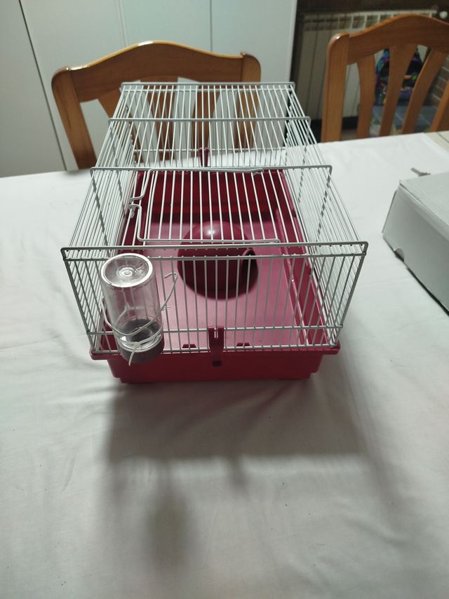 Jaula para mascotas rosa y blanca