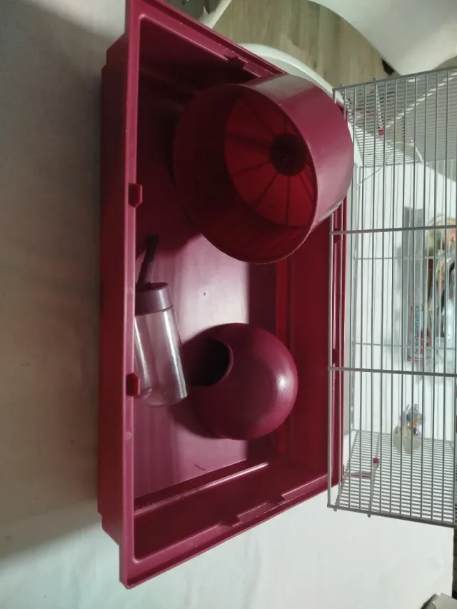 Jaula para mascotas rosa y blanca