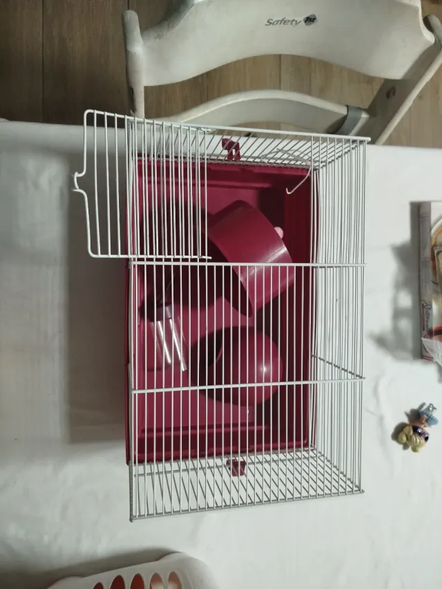 Jaula para mascotas rosa y blanca