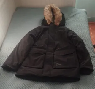 Parka negra con capucha y pelo