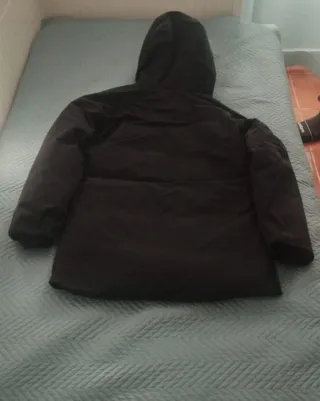 Parka negra con capucha y pelo