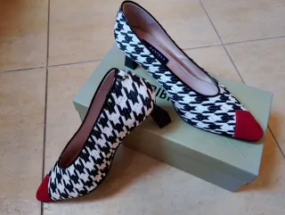 Zapatos DANIELA tacón bajo pata de gallo rojo