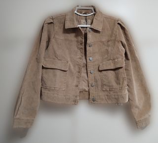 Cazadora de mujer fit cropped en pana elástica