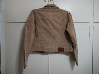 Cazadora de mujer fit cropped en pana elástica