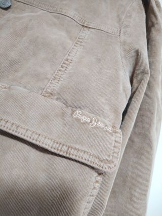 Cazadora de mujer fit cropped en pana elástica