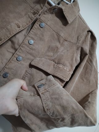 Cazadora de mujer fit cropped en pana elástica