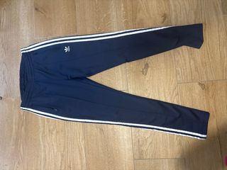 Pantalón Adidas Azul con Rayas Blancas