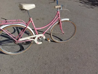 Bicicleta rosa estilo clásico