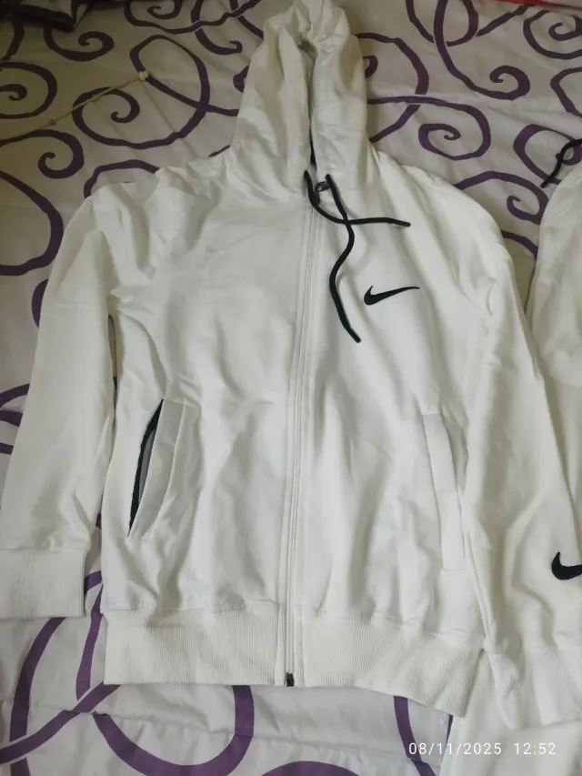 Set sportivo bianco, non originale