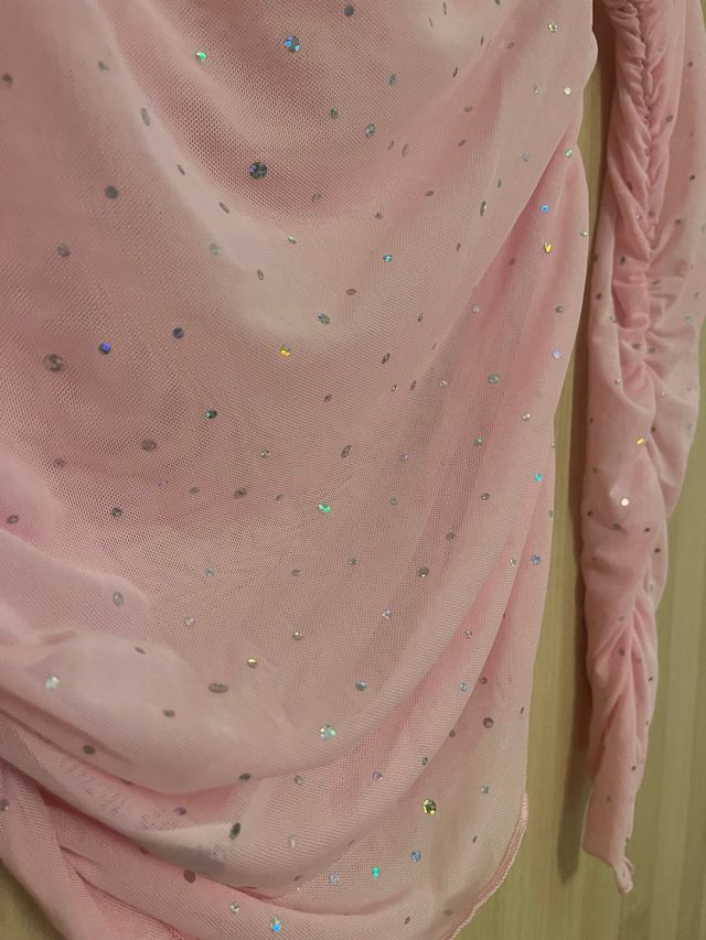 Top rosa brillante asimmetrico