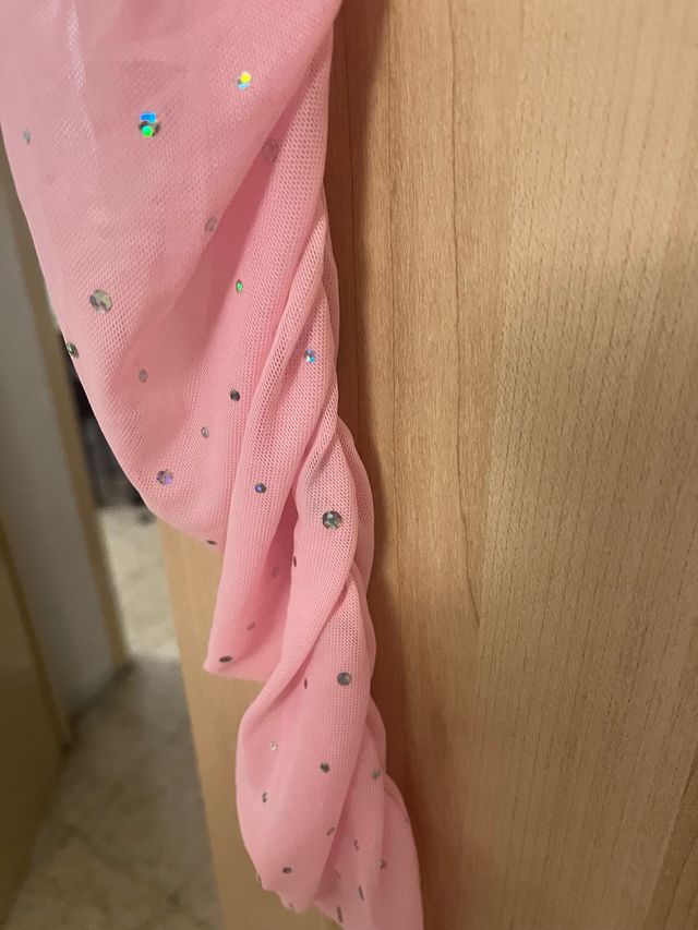 Top rosa brillante asimmetrico