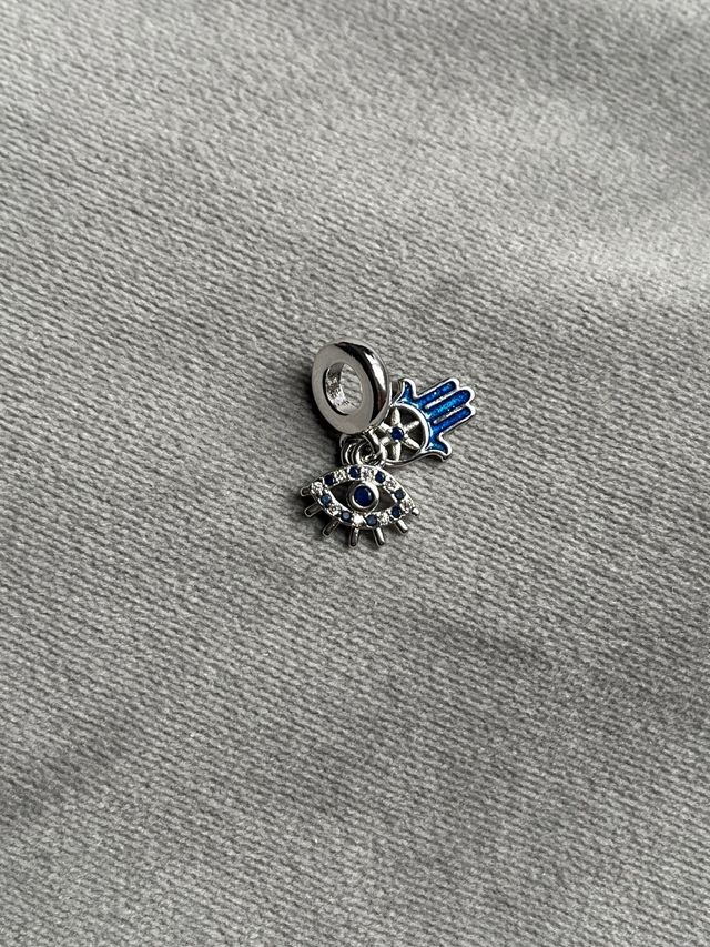 Charm Mano Fátima y Ojo Turco. Bañado Plata. NUEVO