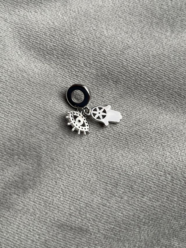 Charm Mano Fátima y Ojo Turco. Bañado Plata. NUEVO