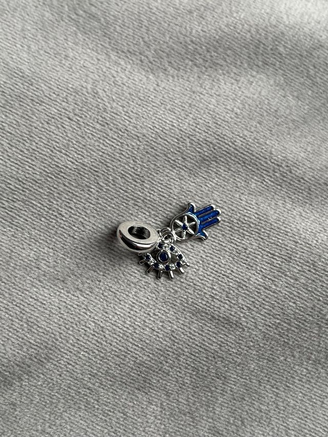 Charm Mano Fátima y Ojo Turco. Bañado Plata. NUEVO